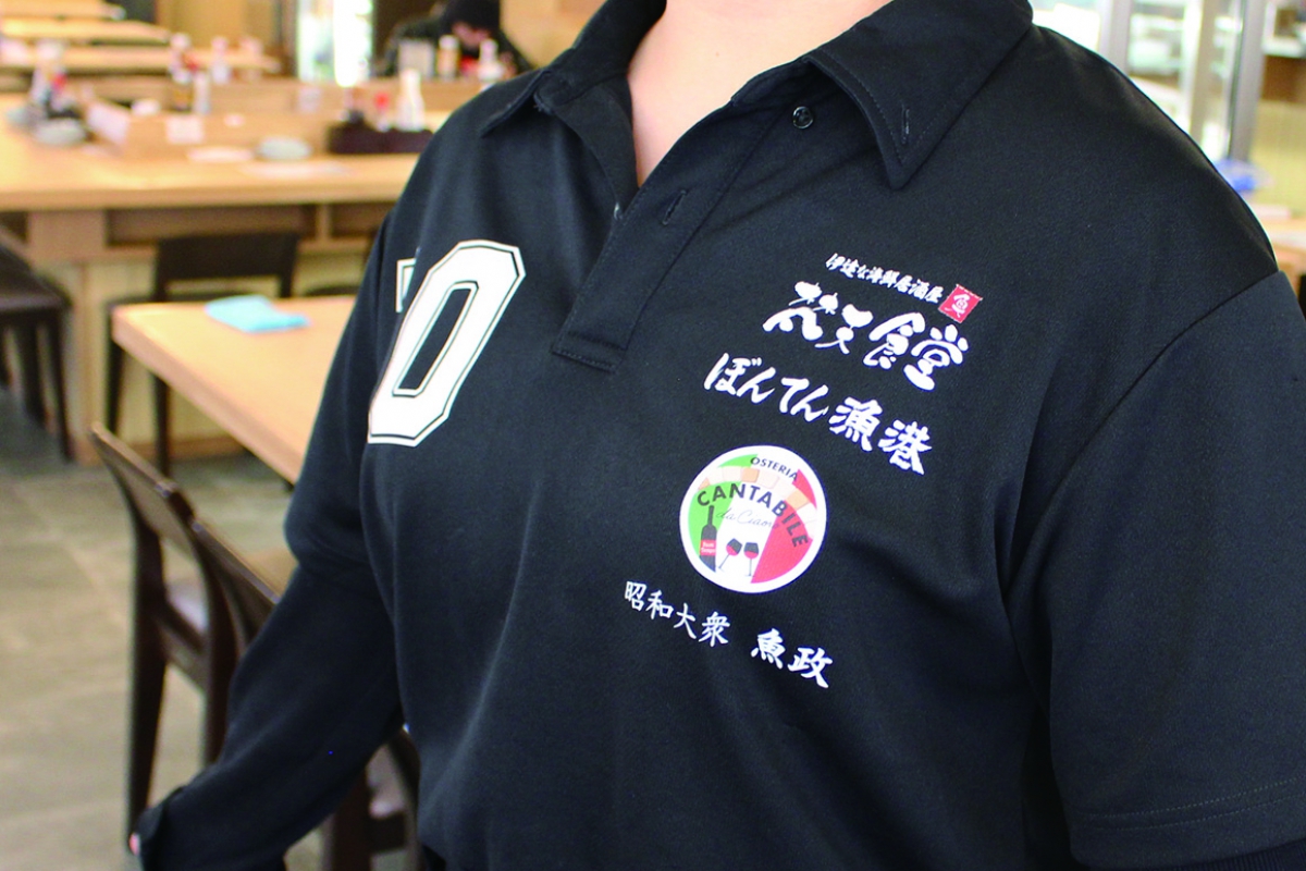 男女兼用サイズで管理も楽々。ショート丈エプロンをコーディネートして動きやすく。